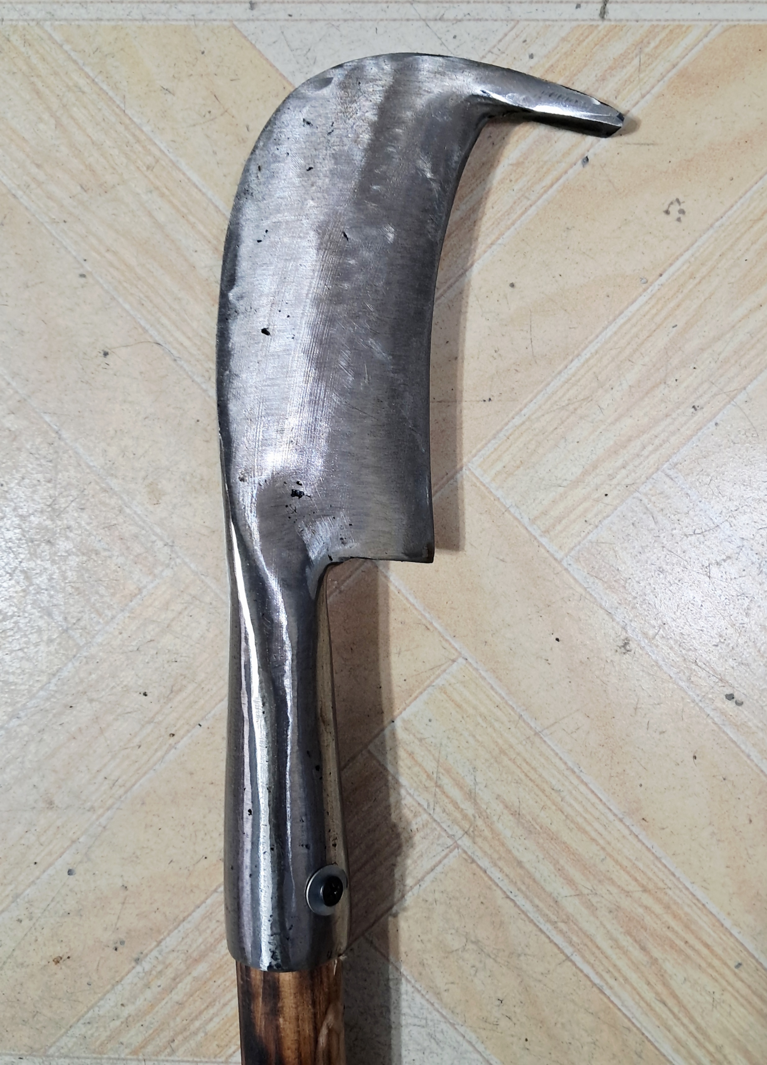 داس اصلی جنس فنر ، وزن ۴۶۰ گرم طول ۲۷ سانت با دسته